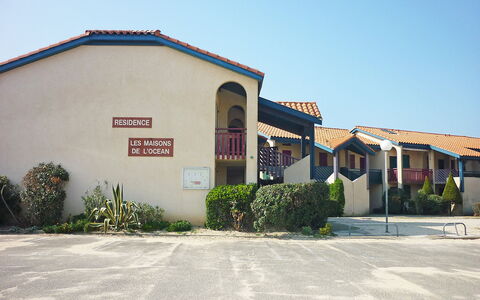 Capbreton 750: Acqua, Nube, Cielo, Giorno, Pianta, Piscina, Albero, Azzurro, Shade, Recinzione