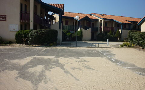 Capbreton 750: Acqua, Nube, Cielo, Giorno, Pianta, Piscina, Albero, Azzurro, Shade, Recinzione