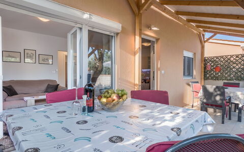 Ruza: Tavolo, Mobilia, Proprietà, Decorazione, Sedia, Pianta, Tovaglia, Costruzione, Azzurro, Cabinetry