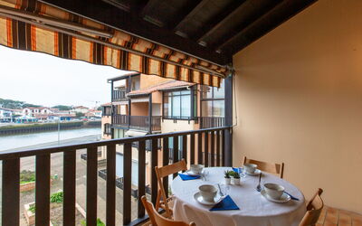Les Terrasses Notre Dame du Port 900.9: Tavolo, Mobilia, Proprietà, Costruzione, Sedia, Tavola, Legna, Interior Design, Portico, Cucina & Sala Da Pranzo Tavolo