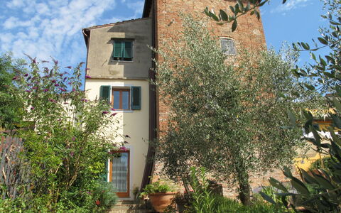 Torre di Meo: Cielo, Pianta, Proprietà, Costruzione, Finestra, Nube, Fiore, Vaso Di Fiori, Facciata