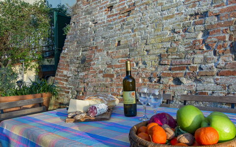 Torre di Meo: Cibo, Tavolo, Proprietà, Bottiglia, Azzurro, Costruzione, Pianta