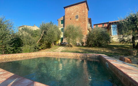 Torre di Meo: Acqua, Cielo, Pianta, Proprietà, Costruzione, Finestra, Paesaggio Naturale, Albero, Casa, Erba