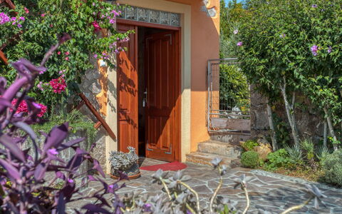 Maria: Proprietà, Casa, Immobiliare, Casa, Costruzione, Porta, Parete, Capannone, Legna, Architettura