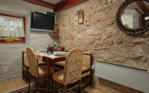 Maria: Camera, Proprietà, Interior Design, Parete, Mobilia, Costruzione, Sfondo, Soggiorno, Tavolo, Sala Da Pranzo