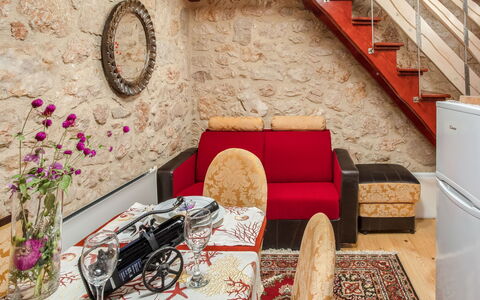 Maria: Proprietà, Mobilia, Divano, Costruzione, Pianta, Tessile, Interior Design, Fiore, Legna, Soggiorno