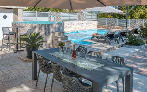 Lavendel: Terrazza, Proprietà, Ombrello, Mobilia, Tavolo, Tavolo Esterno, Shade, Backyard, Fashion Accessory, Costruzione