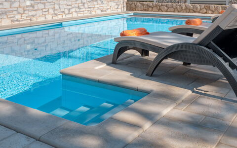 Lavendel: Piastrella, Piscina, Blu, Proprietà, Aqua, Turchese, Pavimento, Lettino, Azzurro, Mobilia
