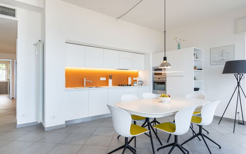 Terre Bianche: Camera, Bianca, Mobilia, Giallo, Interior Design, Proprietà, Tavolo, Costruzione, Soffitto, Arancia