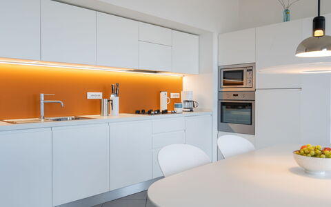 Terre Bianche: Camera, Controsoffitto, Proprietà, Interior Design, Mobilia, Cucina, Giallo, Cabinetry, Arancia, Casa