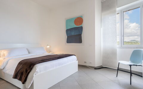 Terre Bianche: Camera Da Letto, Mobilia, Camera, Letto, Proprietà, Interior Design, Lenzuolo, Pavimento, Parete, Telaio Del Letto