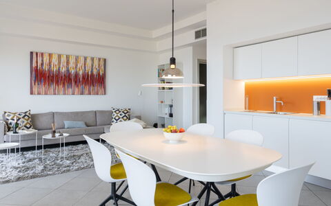 Terre Bianche: Camera, Sala Da Pranzo, Interior Design, Mobilia, Giallo, Proprietà, Tavolo, Costruzione, Casa, Soffitto