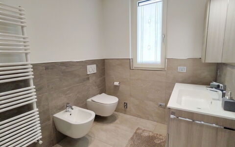 Gera Lario 618: Idraulico Fixture, Lavello, Proprietà, Rubinetto, Lavandino Del Bagno, Bagno, Finestra, Costruzione, Mobiletto Del Bagno