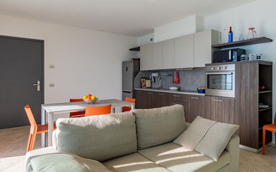 Ciclamino (Gla127) 618.2: Mobilia, Divano, Cabinetry, Interior Design, Divano Letto, Tavolo, Soggiorno, Pavimentazione, Mensola