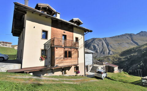 Casa Cantoni: Cielo, Costruzione, Pianta, Finestra, Casa, Lotto, Montagna, Villetta, Albero, Raccordo