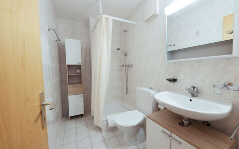 Thyon-Les Collons 634: Lavello, Rubinetto, Lavandino Del Bagno, Idraulico Fixture, Specchio, Proprietà, Bagno, Interior Design, Mobiletto Del Bagno