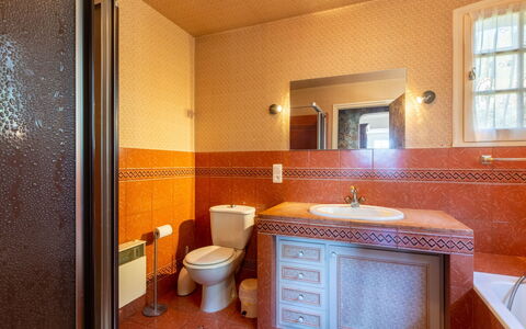 Alsabreizh: Idraulico Fixture, Proprietà, Specchio, Rubinetto, Lavello, Costruzione, Mobiletto Del Bagno, Bagno, Finestra, Legna