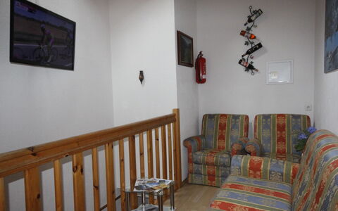 Alpenglühen: Cornice, Proprietà, Mobilia, Divano, Legna, Interior Design, Pavimento, Pavimentazione, Parete, Arte