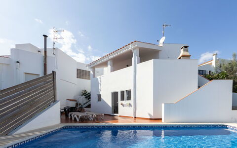 Sascha: Acqua, Cielo, Costruzione, Piscina, Azzurro, Shade, Illuminazione, Pianta, Finestra, Nube