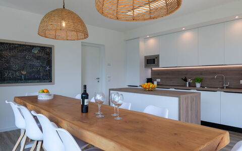 Brezza di Lago: Tavolo, Proprietà, Mobilia, Legna, Cabinetry, Controsoffitto, Illuminazione, Interior Design, Cucina, Sedia