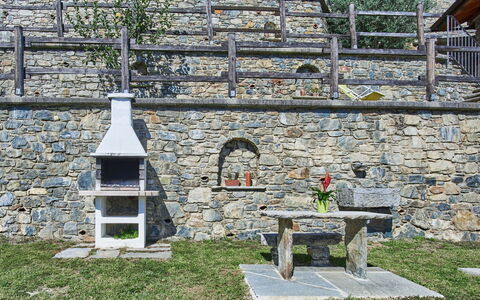 Residenza la Sassicaia: Pianta, Costruzione, Finestra, Albero, Erba, Legna, Porta, Parete, Villetta, Brick