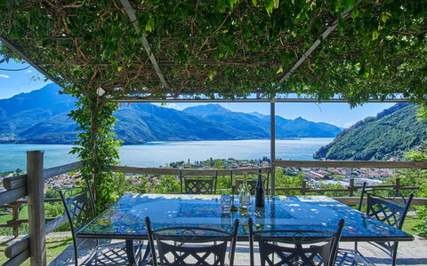 Residenza la Sassicaia: Acqua, Montagna, Pianta, Cielo, Natura, Azzurro, Blu, Shade, Paesaggio Naturale, Mobili Da Esterno