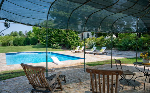 Villa Remotti: Pianta, Mobilia, Acqua, Shade, Mobili Da Esterno, Sedia, Architettura, Albero, Erba, Tempo Libero