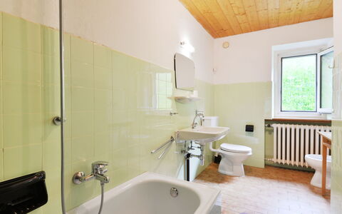 Puntea: Bagno, Camera, Proprietà, Interior Design, Vasca Da Bagno, Costruzione, Pavimento, Casa, Architettura, Parete
