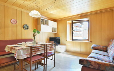 Moena 625: Camera, Mobilia, Proprietà, Interior Design, Costruzione, Soffitto, Soggiorno, Immobiliare, Parete, Casa