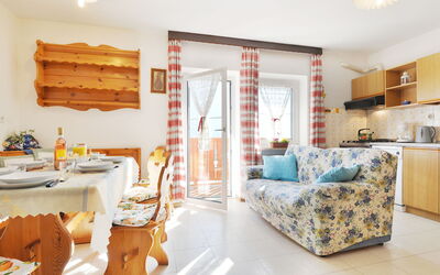 Vigo Di Fassa 644: Mobilia, Proprietà, Costruzione, Azzurro, Tavolo, Arancia, Legna, Interior Design, Decorazione, Illuminazione