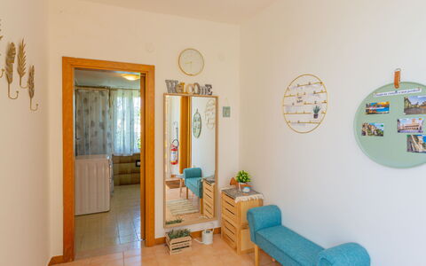Erika: Proprietà, Mobilia, Porta, Divano, Azzurro, Cornice, Legna, Interior Design, Costruzione, Pavimento