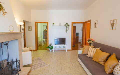 Erika: Proprietà, Cornice, Costruzione, Divano, Architettura, Interior Design, Pavimento, Soggiorno, Sedia, Legna