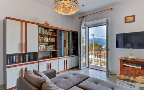 Al Tramonto: Mobilia, Proprietà, Divano, Tavolo, Libreria, Cornice, Mensola, Soggiorno, Legna, Illuminazione