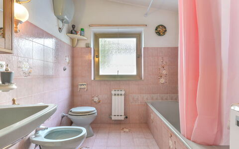 Al Tramonto: Idraulico Fixture, Proprietà, Specchio, Lavello, Costruzione, Rubinetto, Lavandino Del Bagno, Bagno, Viola, Interior Design