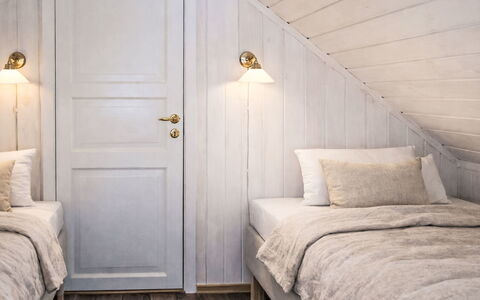 Risdalbu: Pavimentazione, Pavimento, Parete, Legna, Interior Design, Camera Da Letto, Soffitto, Camera, Letto, Illuminazione
