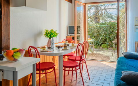 Les Landaises: Mobilia, Interior Design, Legna, Tavolo, Sala Da Pranzo, Pavimentazione, Illuminazione, Sedia, Camera, Cucina & Sala Da Pranzo Tavolo