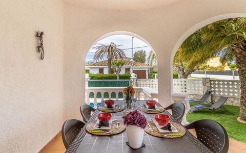 Green House: Verde, Proprietà, Interior Design, Camera, Casa, Immobiliare, Tavolo, Architettura, Mobilia, Tavolino Da Caffè
