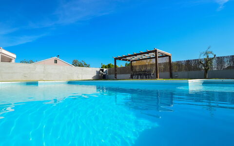 Stipe: Piscina, Blu, Acqua, Cielo, Proprietà, Architettura, Vacanza, Centro Ricreativo, Tempo Libero, Immobiliare