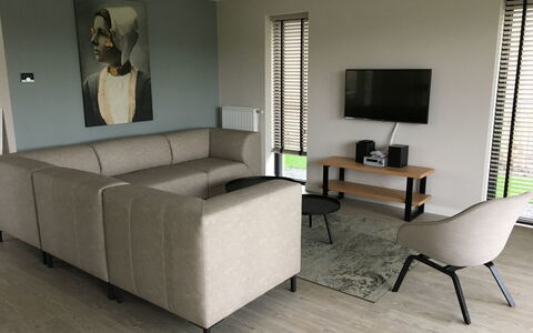Oesterdam Resort: Mobilia, Soggiorno, Camera, Interior Design, Proprietà, Pavimento, Divano, Tavolo, Sedia, Divano Letto