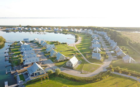 Oesterdam Resort: Acqua, Proprietà, Cielo, Paesaggio Naturale, Urban Design, Lotto, Architettura, Erba, Lago, Biome