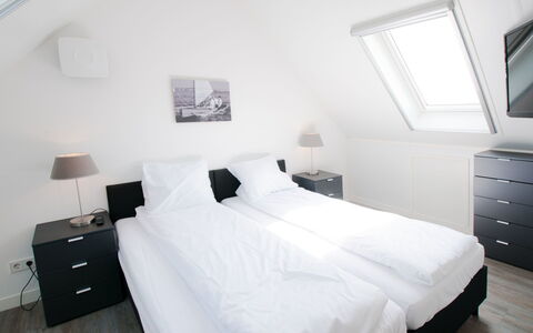 Oesterdam Resort: Camera Da Letto, Camera, Letto, Mobilia, Bianca, Proprietà, Lenzuolo, Telaio Del Letto, Interior Design, Bedding
