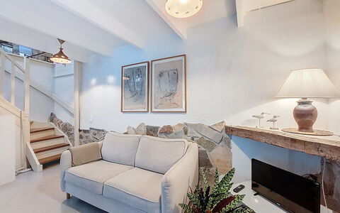Gwenn: Mobilia, Interior Design, Pavimentazione, Divano, Pavimento, Soffitto, Camera, Soggiorno, Illuminazione