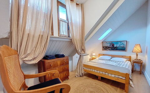 Gwenn: Mobilia, Letto, Interior Design, Camera Da Letto, Pavimento, Pavimentazione, Legna, Soffitto, Camera, Bedding