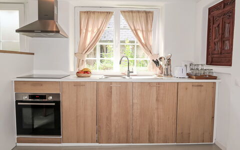 Gwenn: Cabinetry, Controsoffitto, Proprietà, Finestra, Cucina, Legna, Interior Design, Illuminazione, Pavimento