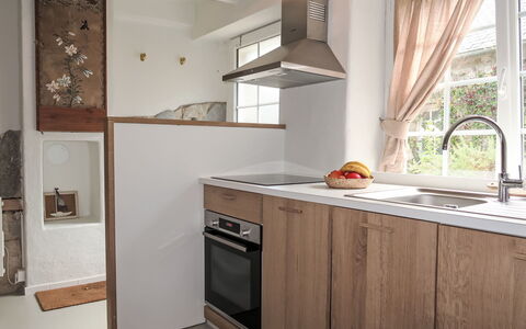 Gwenn: Cabinetry, Controsoffitto, Legna, Interior Design, Architettura, Cucina Stufa, Lavandino Della Cucina, Lavello, Pavimento, Costruzione