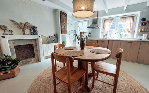 Gwenn: Mobilia, Interior Design, Legna, Pavimentazione, Sedia, Sala Da Pranzo, Tavolo, Cucina & Sala Da Pranzo Tavolo, Pavimento, Soffitto