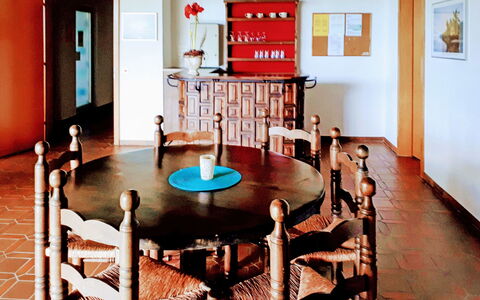 Vista Panorama: Camera, Sala Da Pranzo, Interior Design, Mobilia, Tavolo, Pavimento, Costruzione, Pavimentazione, Soggiorno, Casa