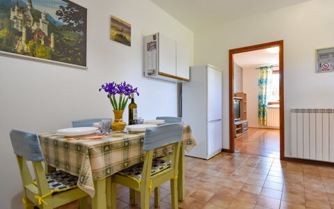 Santin: Camera, Proprietà, Mobilia, Pavimento, Giallo, Interior Design, Casa, Costruzione, Sala Da Pranzo, Immobiliare
