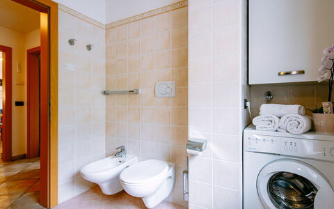 Pozza di Fassa 607: Lavanderia, Proprietà, Idraulico Fixture, Asciugatrice, Bagno, Viola, Lavatrice, Pavimento, Gabinetto
