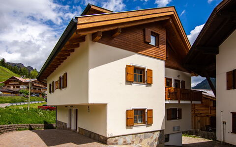 Pozza di Fassa 607: Cielo, Nube, Costruzione, Pianta, Proprietà, Finestra, Casa, Architettura, Albero